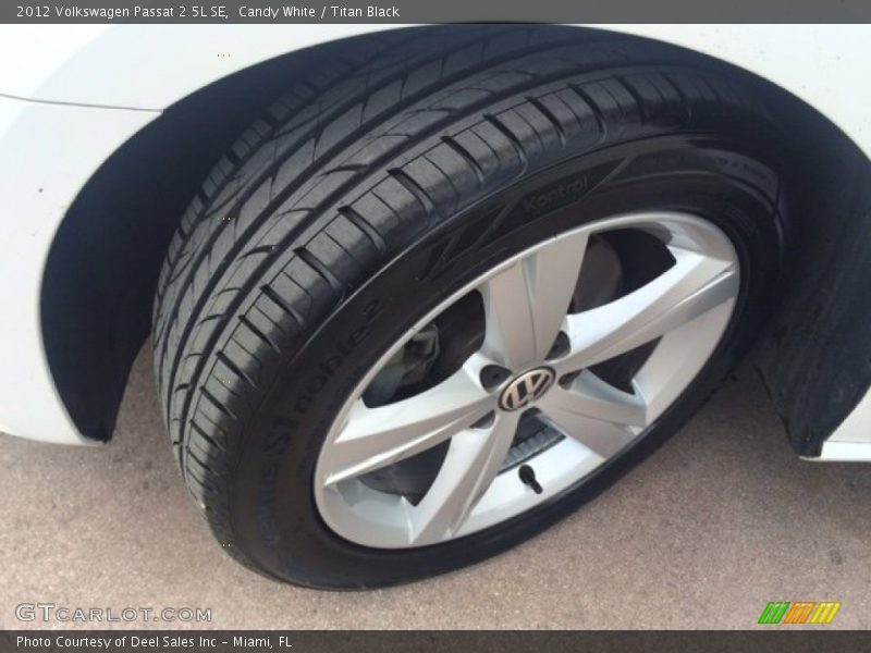 Candy White / Titan Black 2012 Volkswagen Passat 2.5L SE