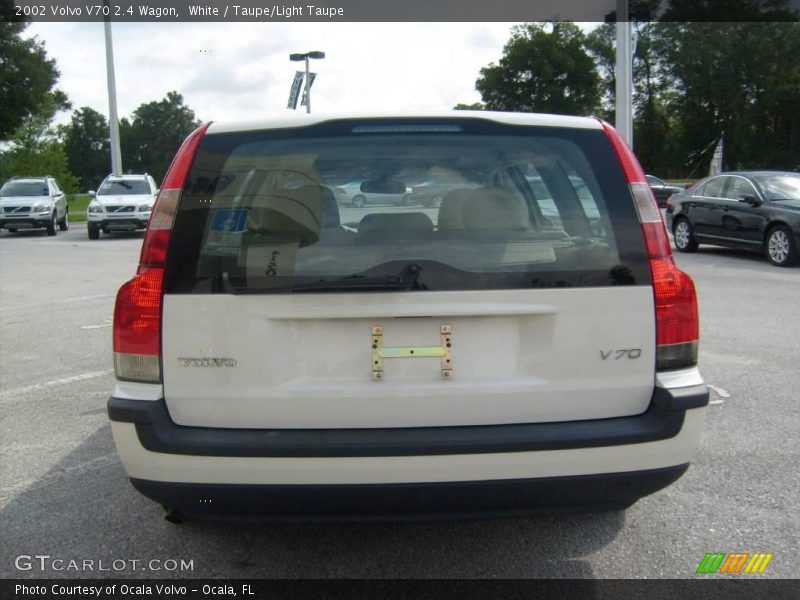 White / Taupe/Light Taupe 2002 Volvo V70 2.4 Wagon