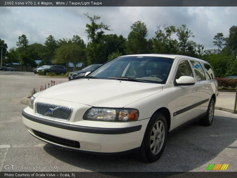 White / Taupe/Light Taupe 2002 Volvo V70 2.4 Wagon