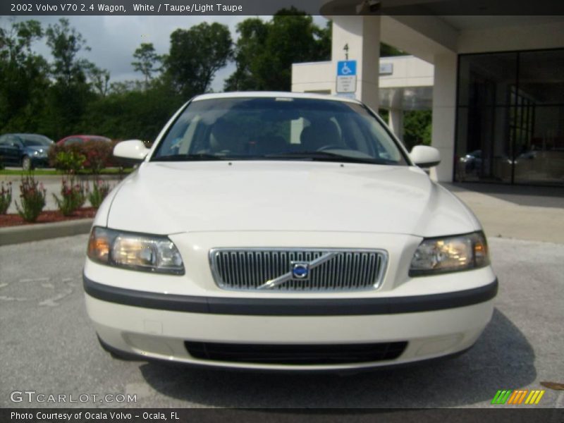 White / Taupe/Light Taupe 2002 Volvo V70 2.4 Wagon