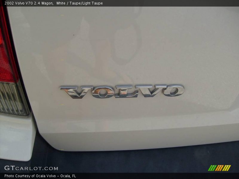 White / Taupe/Light Taupe 2002 Volvo V70 2.4 Wagon