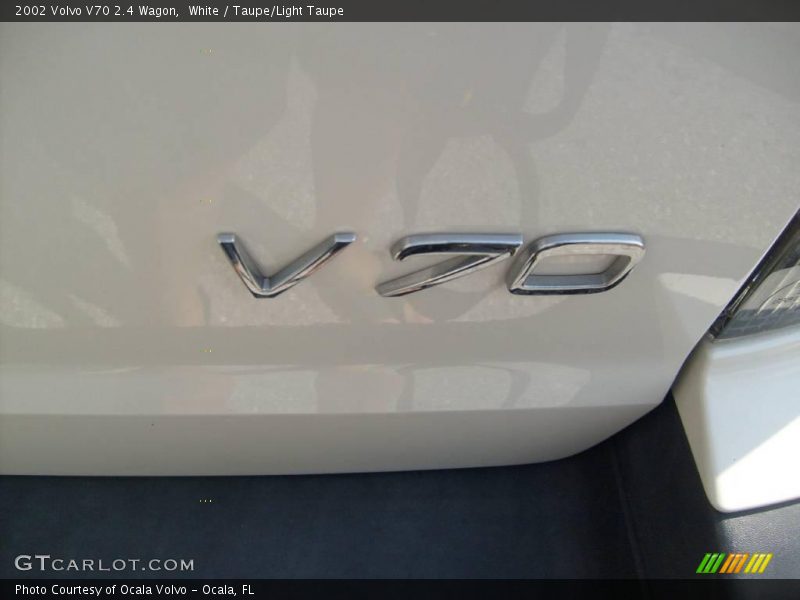 White / Taupe/Light Taupe 2002 Volvo V70 2.4 Wagon