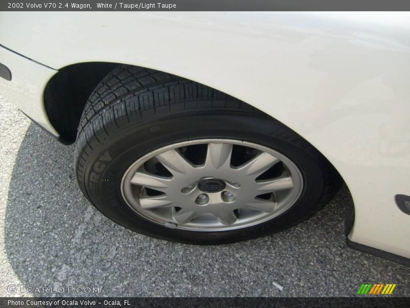 White / Taupe/Light Taupe 2002 Volvo V70 2.4 Wagon