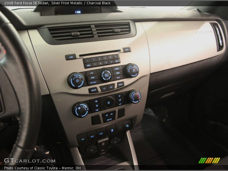 Silver Frost Metallic / Charcoal Black 2008 Ford Focus SE Sedan