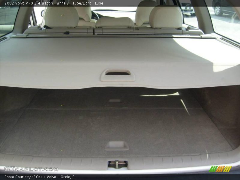 White / Taupe/Light Taupe 2002 Volvo V70 2.4 Wagon