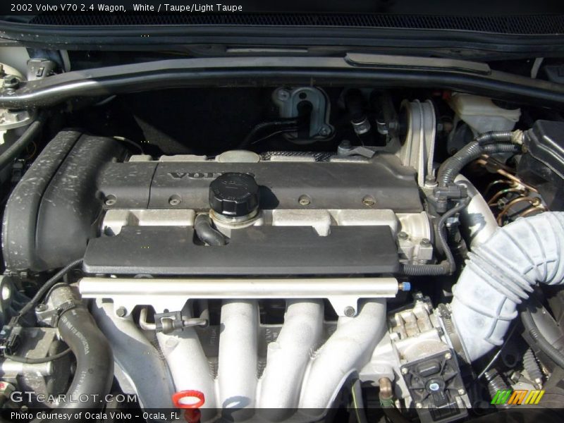 White / Taupe/Light Taupe 2002 Volvo V70 2.4 Wagon