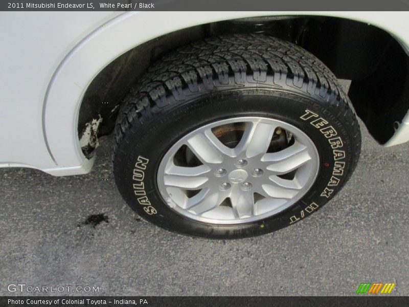 White Pearl / Black 2011 Mitsubishi Endeavor LS
