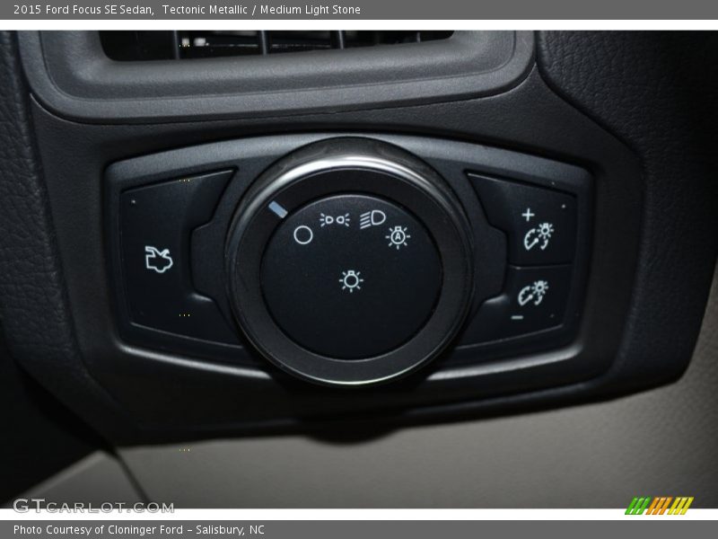 Controls of 2015 Focus SE Sedan