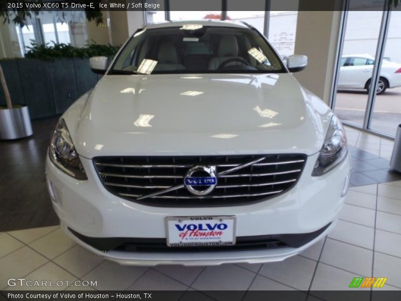 Ice White / Soft Beige 2015 Volvo XC60 T5 Drive-E
