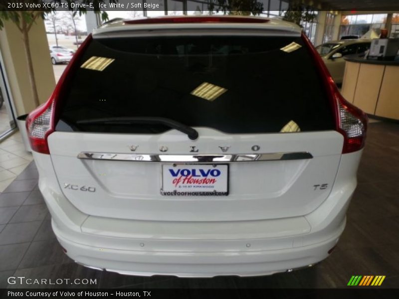 Ice White / Soft Beige 2015 Volvo XC60 T5 Drive-E