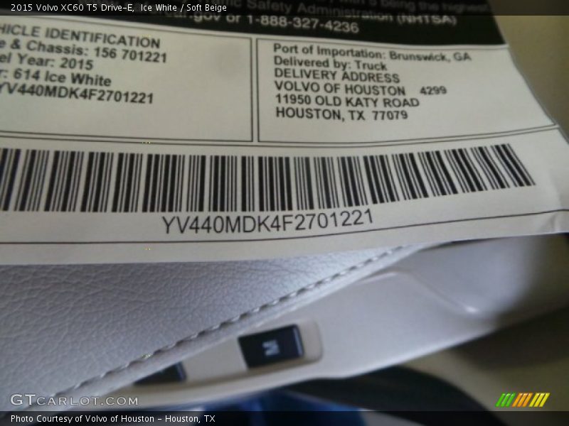 Ice White / Soft Beige 2015 Volvo XC60 T5 Drive-E