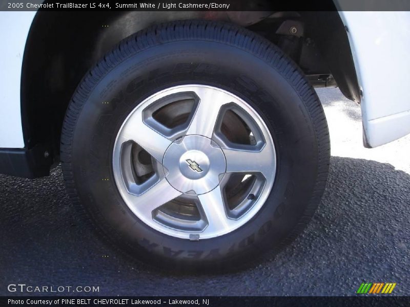 Summit White / Light Cashmere/Ebony 2005 Chevrolet TrailBlazer LS 4x4