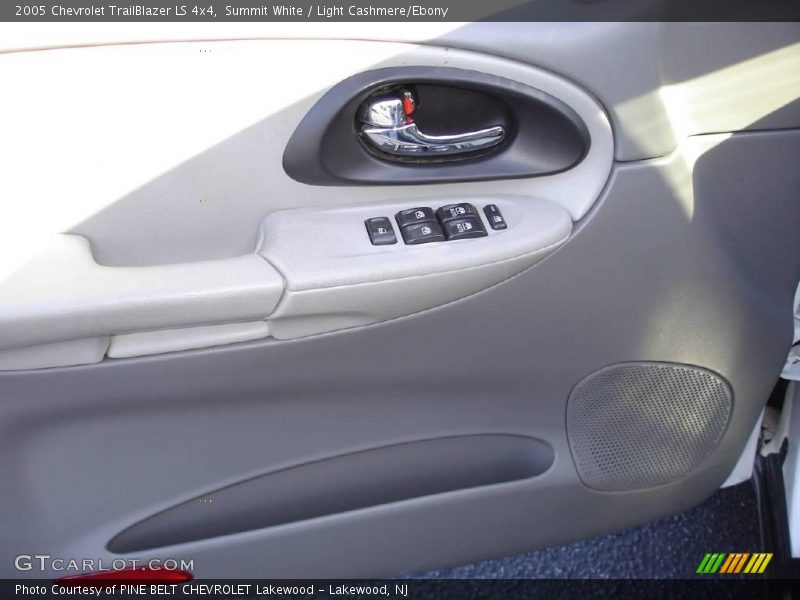 Summit White / Light Cashmere/Ebony 2005 Chevrolet TrailBlazer LS 4x4
