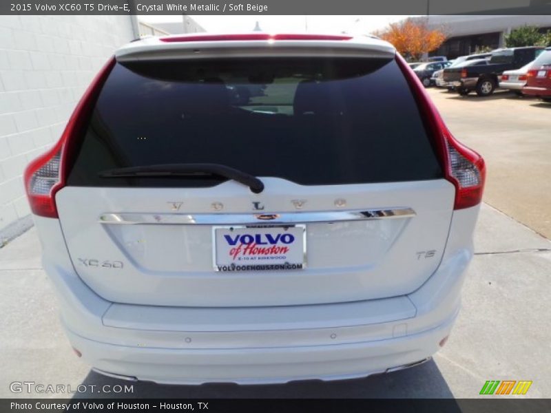 Crystal White Metallic / Soft Beige 2015 Volvo XC60 T5 Drive-E