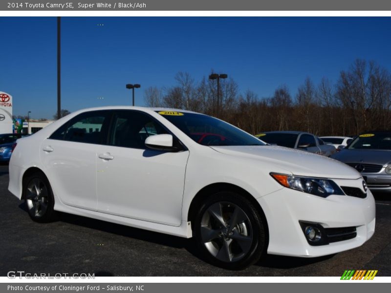 Super White / Black/Ash 2014 Toyota Camry SE