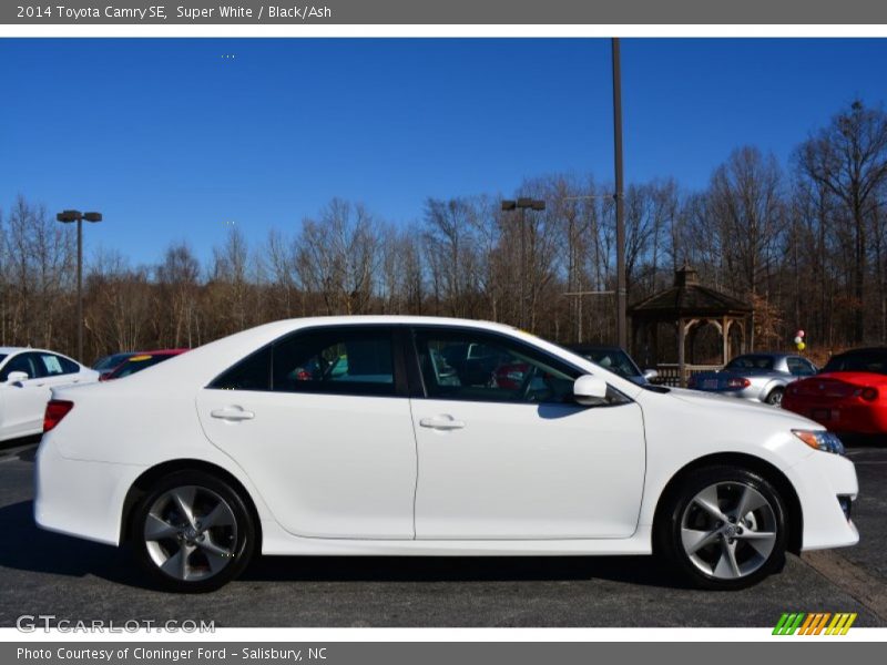 Super White / Black/Ash 2014 Toyota Camry SE