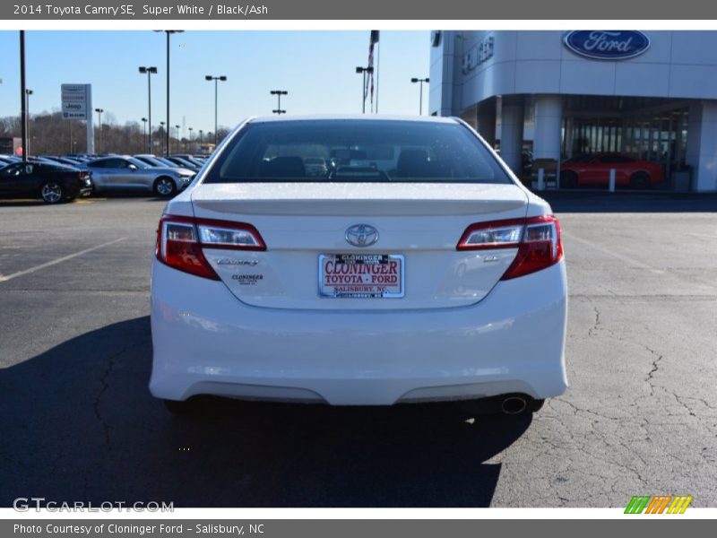 Super White / Black/Ash 2014 Toyota Camry SE