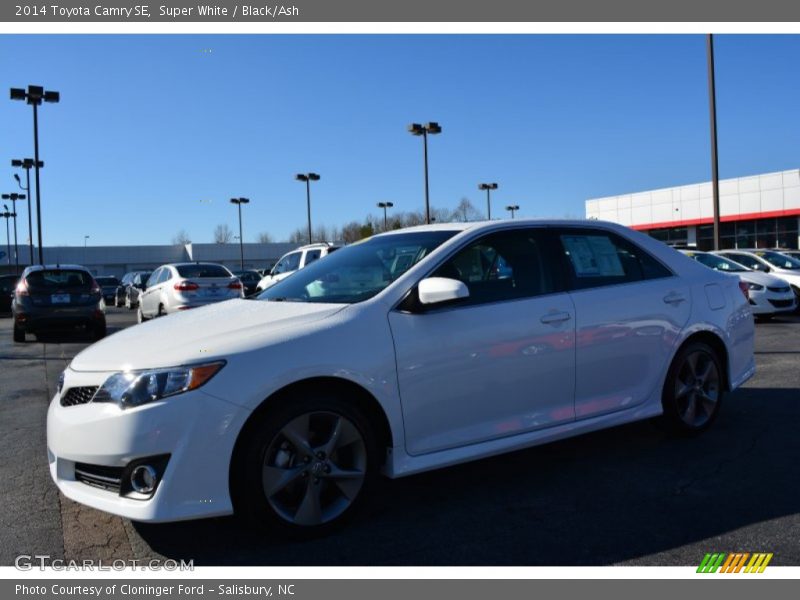 Super White / Black/Ash 2014 Toyota Camry SE