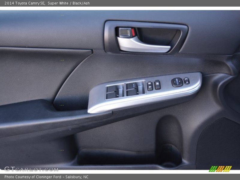 Super White / Black/Ash 2014 Toyota Camry SE