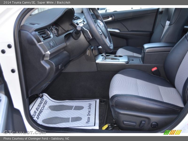 Super White / Black/Ash 2014 Toyota Camry SE