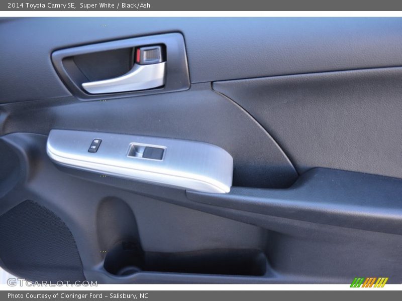 Super White / Black/Ash 2014 Toyota Camry SE