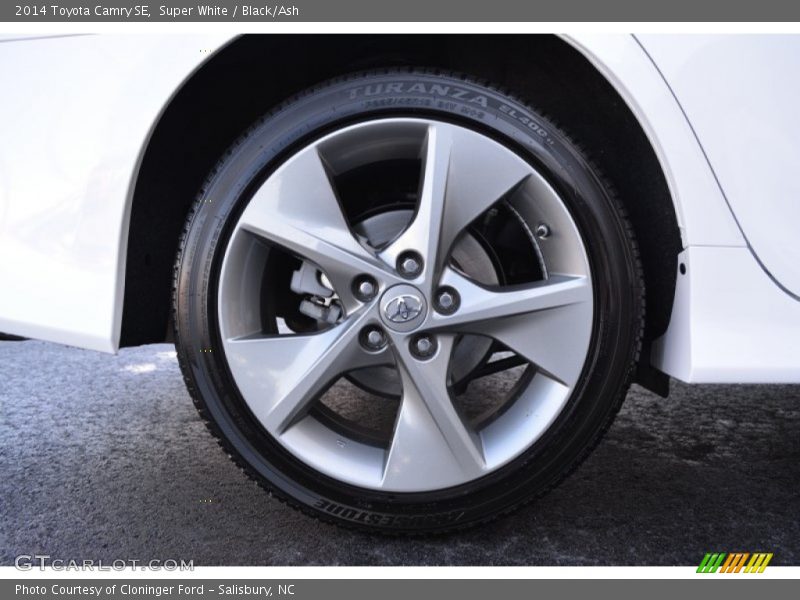 Super White / Black/Ash 2014 Toyota Camry SE