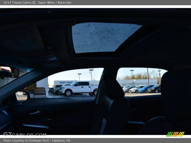 Super White / Black/Ash 2014 Toyota Camry SE