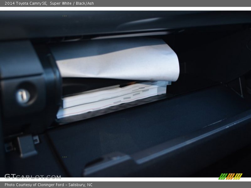 Super White / Black/Ash 2014 Toyota Camry SE