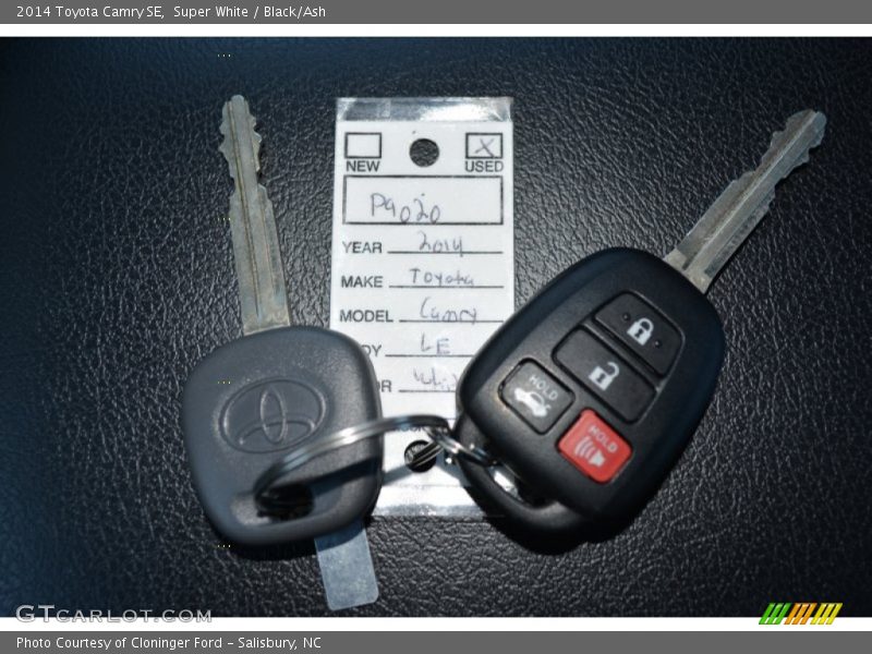 Super White / Black/Ash 2014 Toyota Camry SE