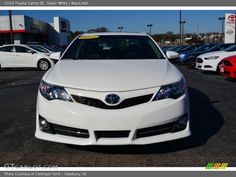 Super White / Black/Ash 2014 Toyota Camry SE