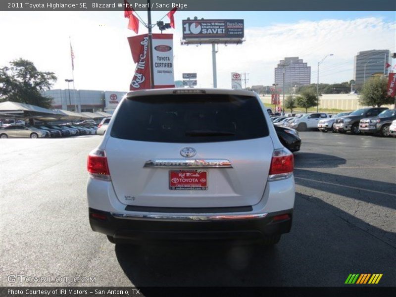 Blizzard White Pearl / Sand Beige 2011 Toyota Highlander SE