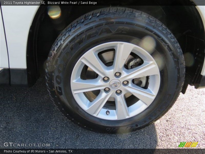 Blizzard White Pearl / Sand Beige 2011 Toyota Highlander SE