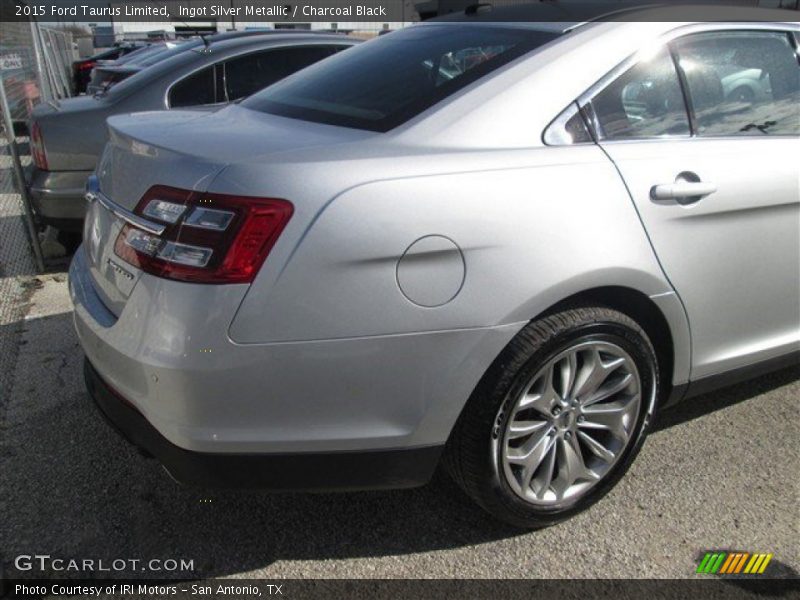 Ingot Silver Metallic / Charcoal Black 2015 Ford Taurus Limited