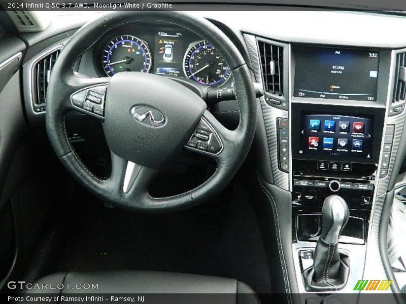 Dashboard of 2014 Q 50 3.7 AWD