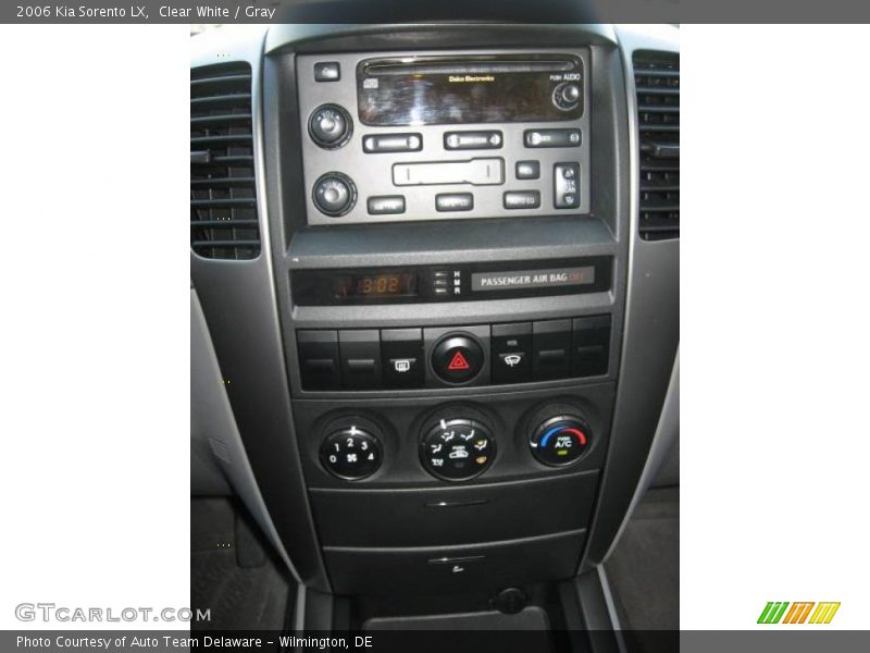Clear White / Gray 2006 Kia Sorento LX