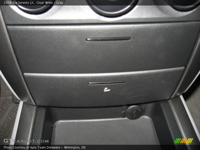 Clear White / Gray 2006 Kia Sorento LX