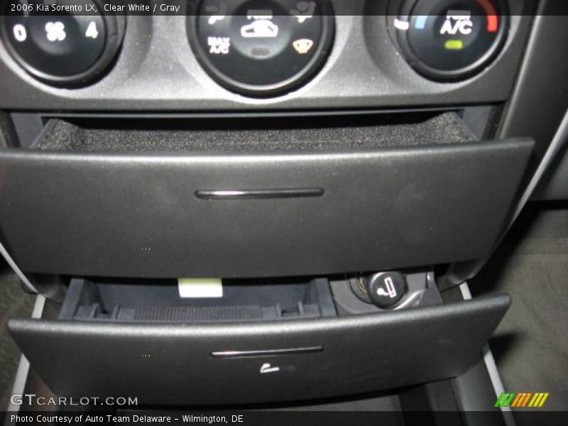 Clear White / Gray 2006 Kia Sorento LX