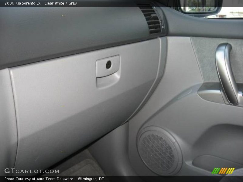 Clear White / Gray 2006 Kia Sorento LX