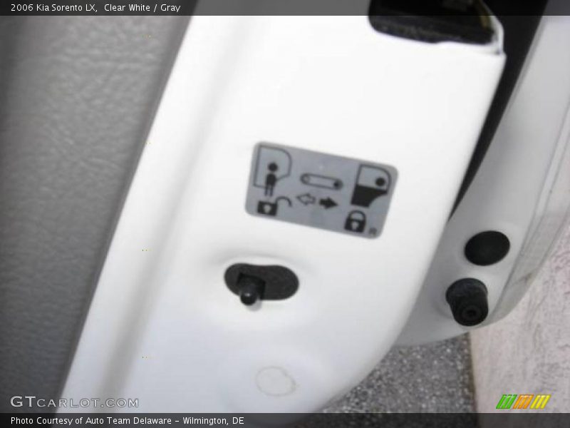 Clear White / Gray 2006 Kia Sorento LX