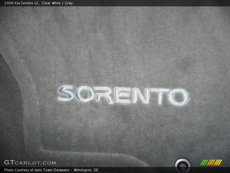 Clear White / Gray 2006 Kia Sorento LX