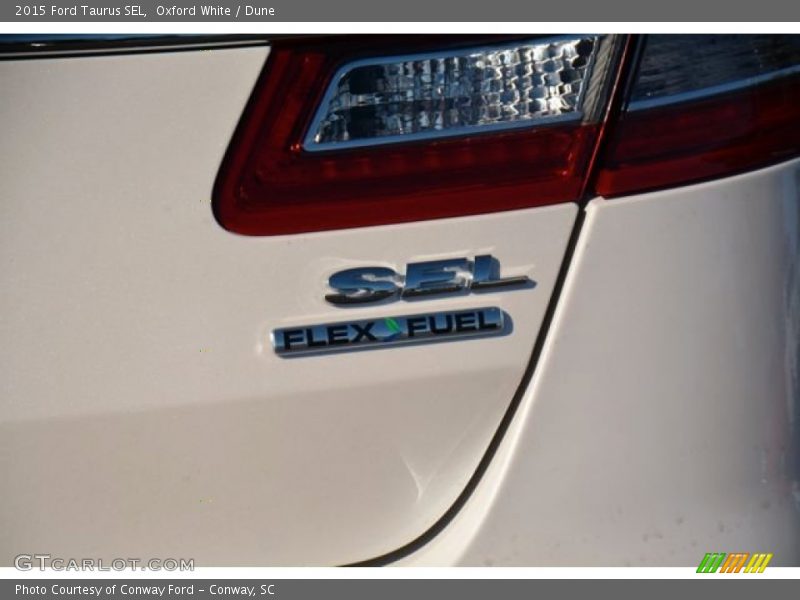 Oxford White / Dune 2015 Ford Taurus SEL