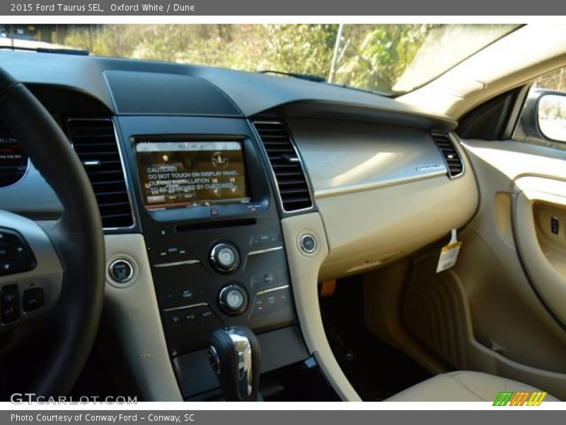 Oxford White / Dune 2015 Ford Taurus SEL