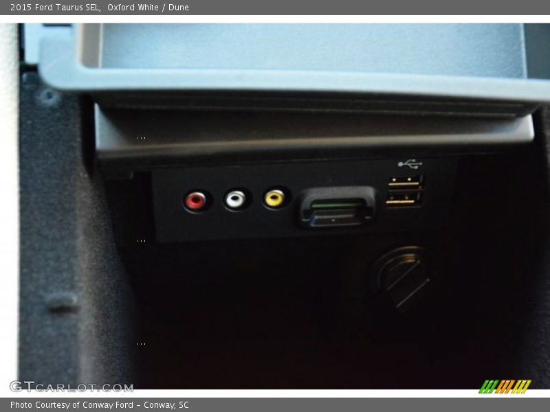 Oxford White / Dune 2015 Ford Taurus SEL