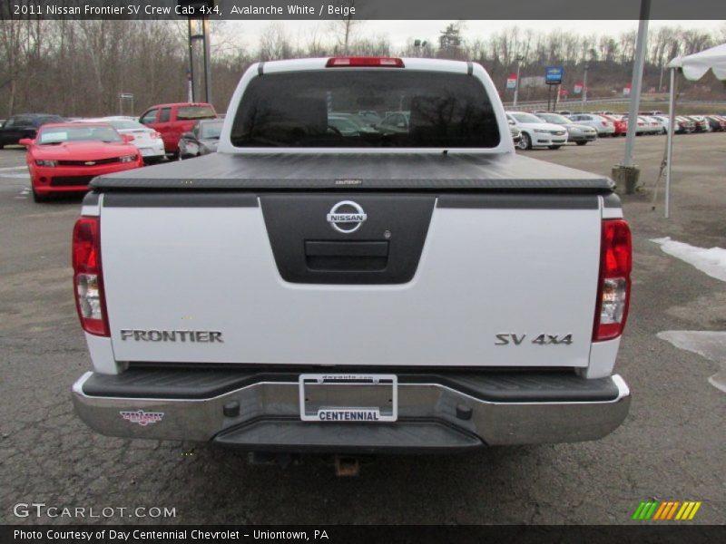 Avalanche White / Beige 2011 Nissan Frontier SV Crew Cab 4x4