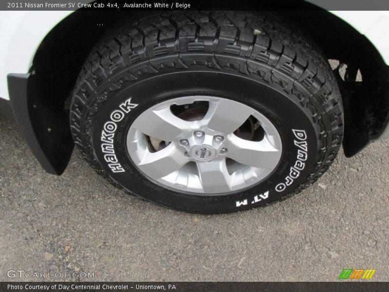 Avalanche White / Beige 2011 Nissan Frontier SV Crew Cab 4x4