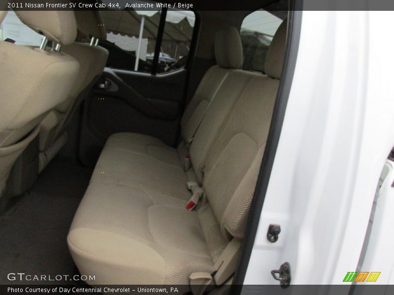 Avalanche White / Beige 2011 Nissan Frontier SV Crew Cab 4x4