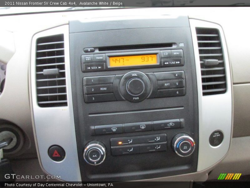 Avalanche White / Beige 2011 Nissan Frontier SV Crew Cab 4x4