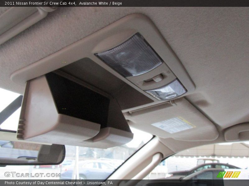Avalanche White / Beige 2011 Nissan Frontier SV Crew Cab 4x4
