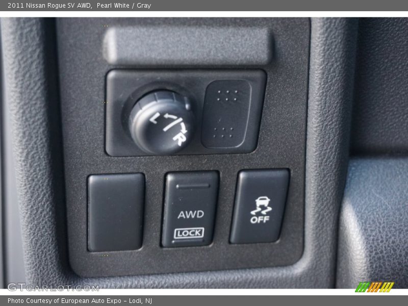 Pearl White / Gray 2011 Nissan Rogue SV AWD