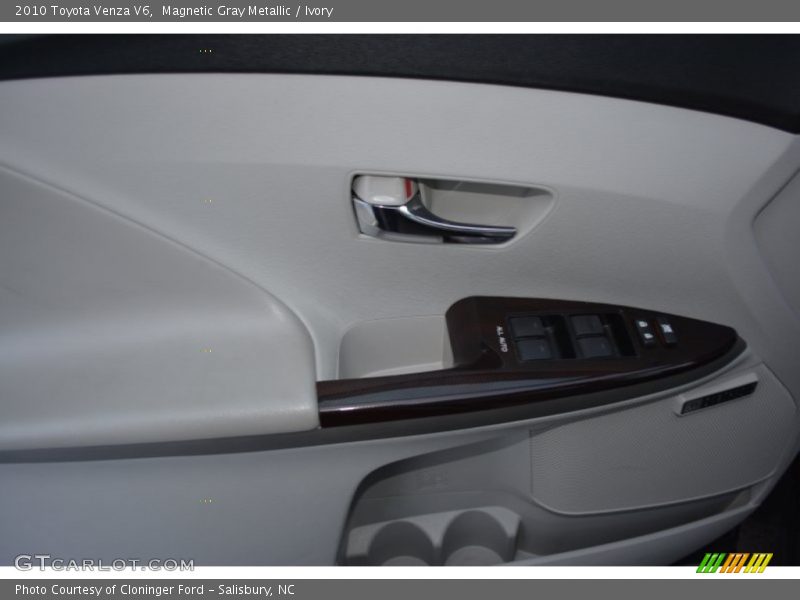 Magnetic Gray Metallic / Ivory 2010 Toyota Venza V6